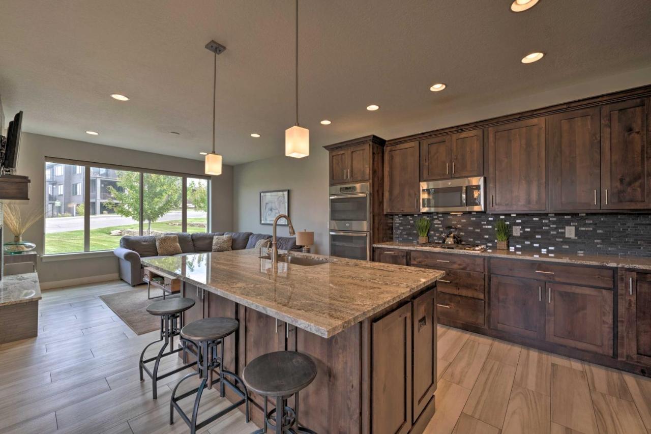 Modern Huntsville Resort Retreat With Deck And Hot Tub Exterior photo